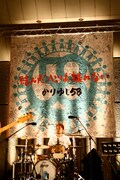 写真は5月5日の日比谷野外大音楽堂ワンマンライブの様子。