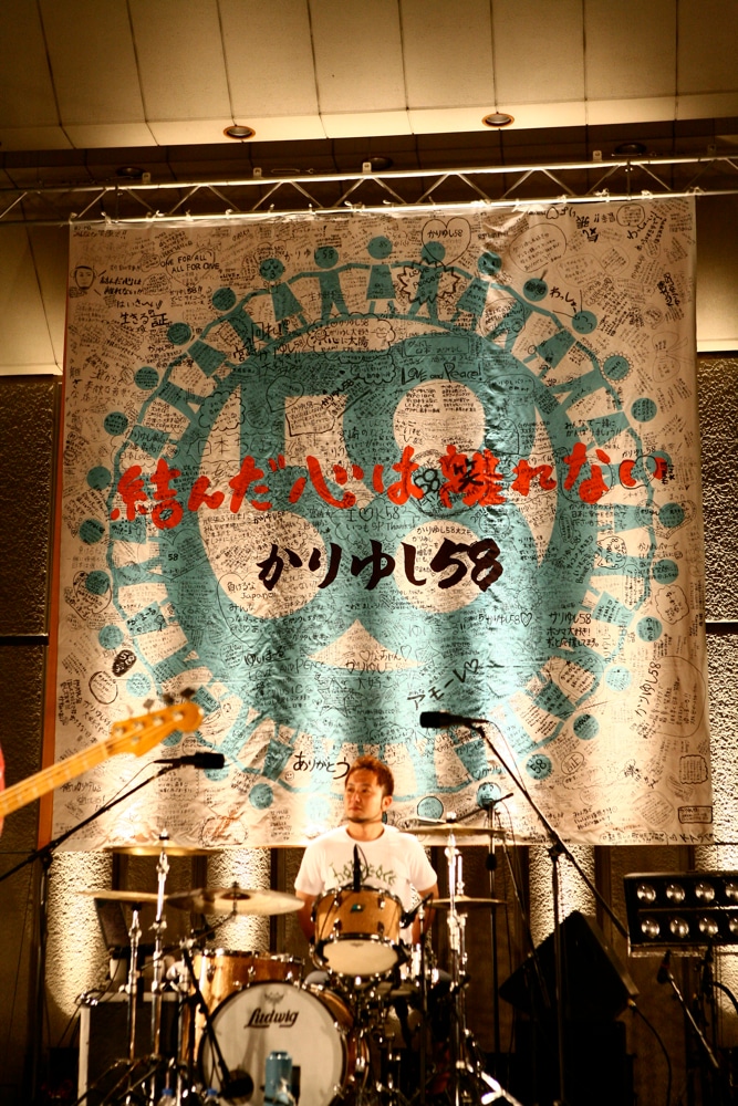 写真は5月5日の日比谷野外大音楽堂ワンマンライブの様子。