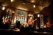 写真は5月5日の日比谷野外大音楽堂ワンマンライブの様子。