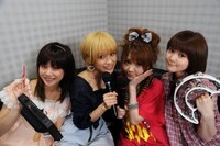 カラオケを楽しむモーニング娘。メンバー。写真左から新垣里沙、高橋愛、田中れいな、光井愛佳。 (C)BS-TBS