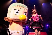 ベル坊と手をつなぎ、6月8日にシングルリリースされる新曲「つよがり」を歌うしょこたん。