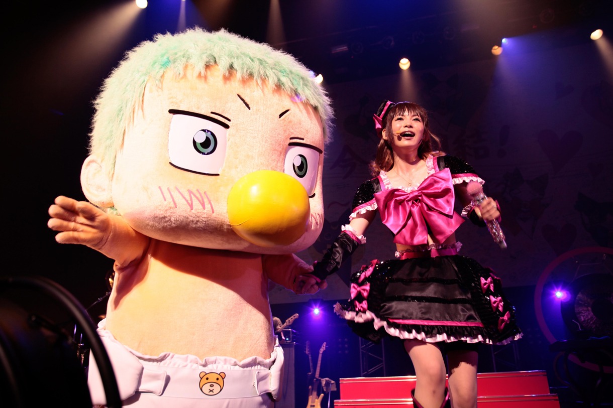 ベル坊と手をつなぎ、6月8日にシングルリリースされる新曲「つよがり」を歌うしょこたん。