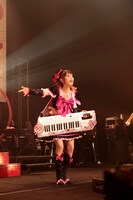 ショルキーを弾きまくるしょこたん。