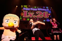 客席からの「おめでとう！」コールに「トゥットゥルー！」のポーズで応えるしょこたん。