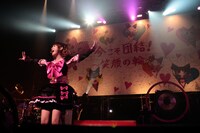 ステージにはファンからの寄せ書きが集まった巨大パネルが飾られた。