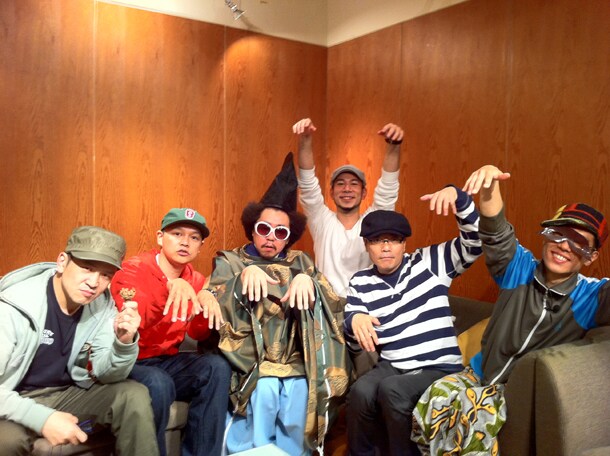 配信終了後の出演者全員による記念写真。このポーズの意味するところは番組で確認しよう。