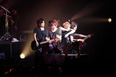 解散ライブで強力なパフォーマンスを披露するヴィドール。