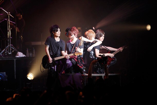 解散ライブで強力なパフォーマンスを披露するヴィドール。