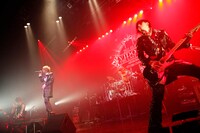 写真は5月7日の解散ライブの模様。