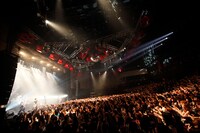 写真は5月7日の解散ライブの模様。