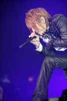 熱唱する樹威（Vo）。