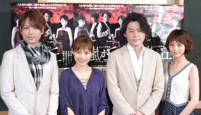 写真は本日5月9日に行われた「嵐が丘」キャスト囲み取材の様子。