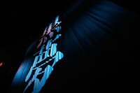 ライブオープニング時に登場する暗幕。（Photo by 宮脇進）