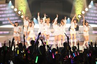 大盛り上がりの観客に笑顔で応えるモーニング娘。の9人。