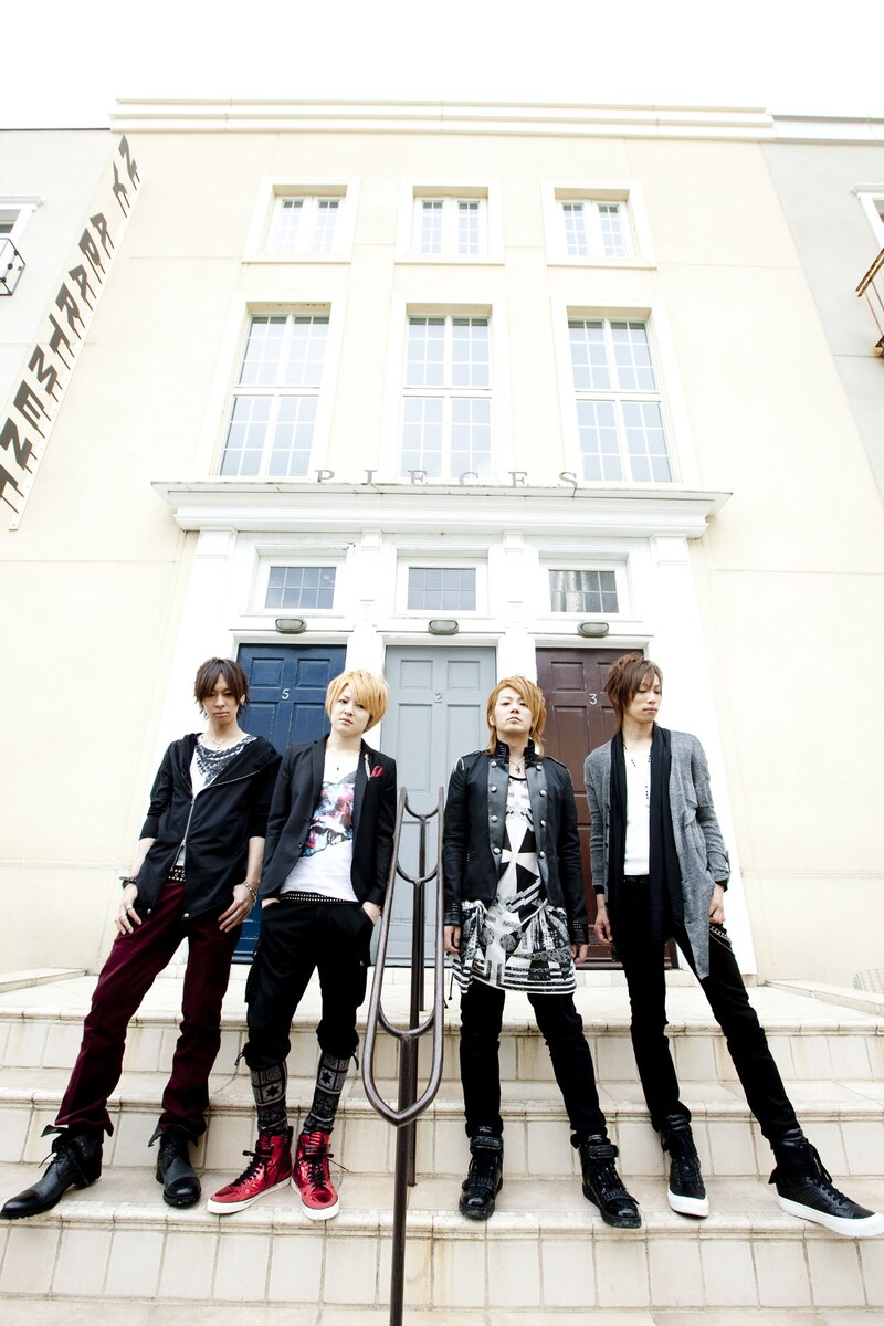 先日のライブでは新曲も披露しファンを沸かせた12012。新作のリリースにも期待が集まるところだ。