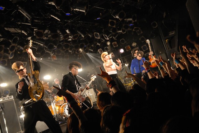 写真は氣志團のライブの模様。