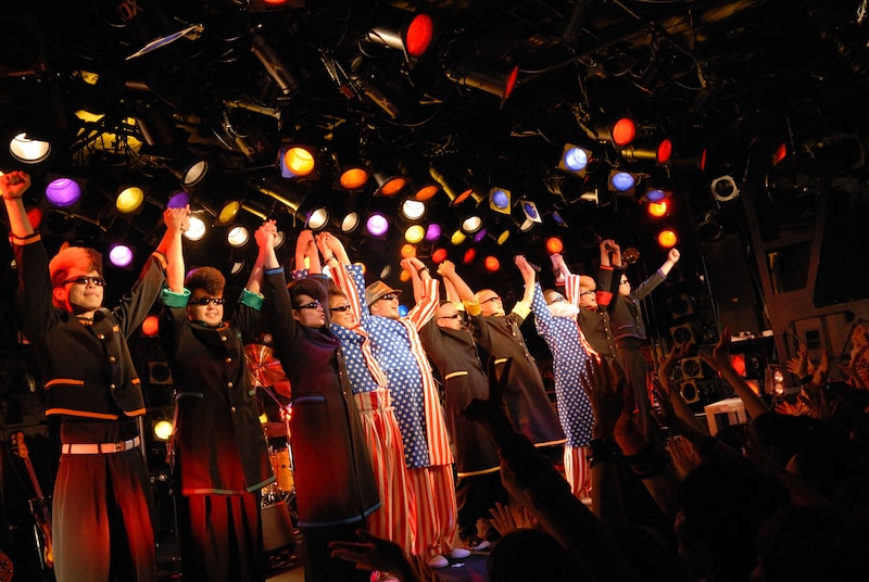 アンコールで挨拶する氣志團とニューロティカ。