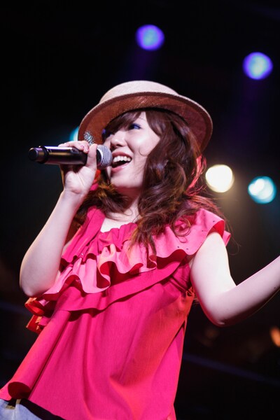 ライブのコンセプトに合わせ「活発な休日の女の子」をイメージしたファッションでステージに登場した牧野由依。