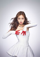 右手で「E」、左手で「M」を表現する板野友美。