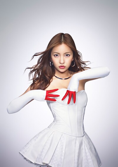 右手で「E」、左手で「M」を表現する板野友美。