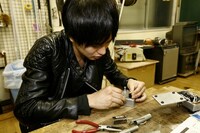 エフェクター作りに没頭する古村大介。