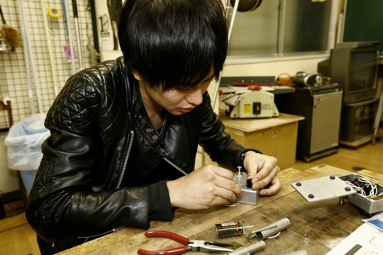 エフェクター作りに没頭する古村大介。