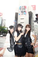 渋谷109の巨大看板をバックに記念撮影するフレンチ・キスの倉持明日香、柏木由紀、高城亜樹（写真左から）。