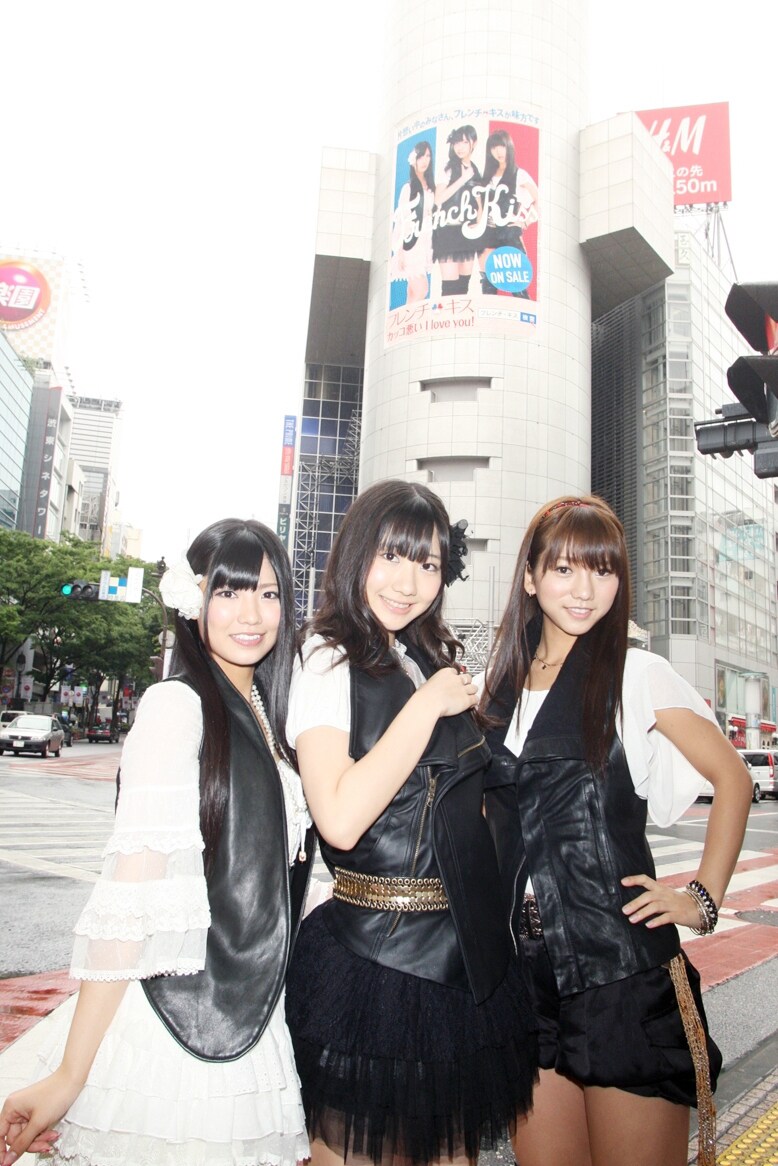 渋谷109の巨大看板をバックに記念撮影するフレンチ・キスの倉持明日香、柏木由紀、高城亜樹（写真左から）。