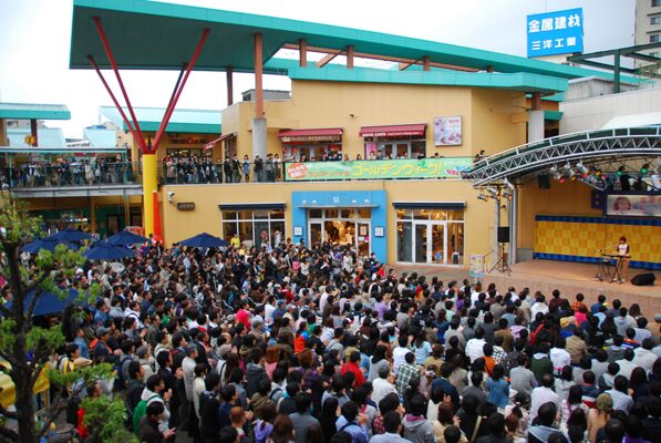 写真は5月3日に東京 サンストリート亀戸で行われた スマイルライブ の模様 画像ギャラリー 2 3 音楽ナタリー