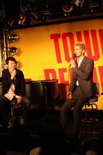 トークに臨む平井堅（写真右）と聞き手のナタリー編集長・大山卓也（写真左）。この模様は「ナタリーTV」にて生中継された。