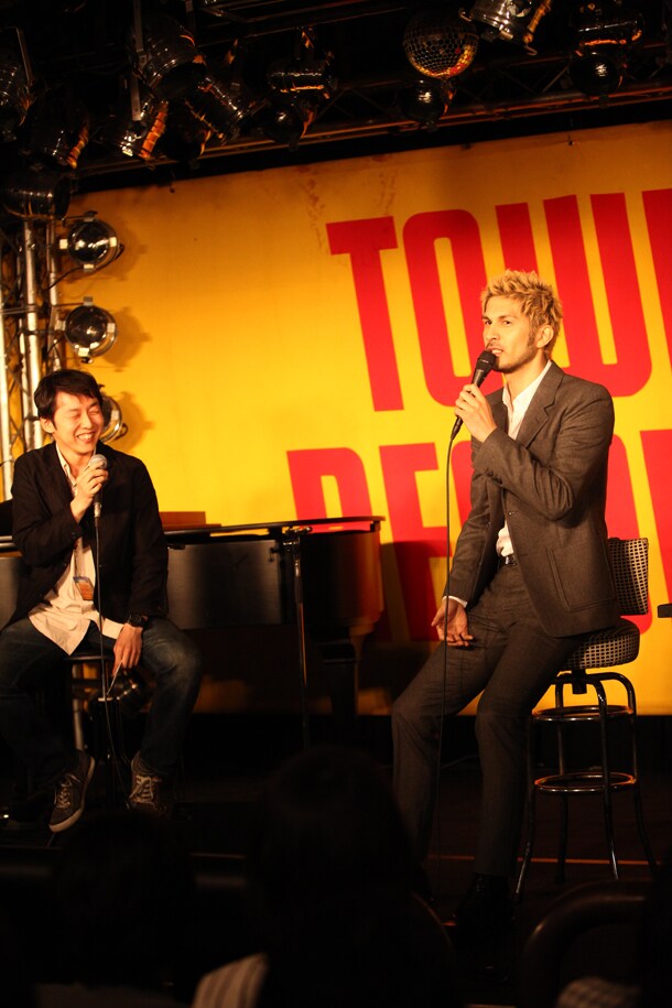 トークに臨む平井堅（写真右）と聞き手のナタリー編集長・大山卓也（写真左）。この模様は「ナタリーTV」にて生中継された。