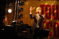 10年ぶりのインストアライブで熱唱する平井堅。