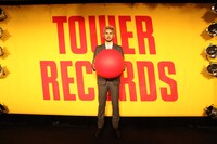 アルバム「JAPANESE SINGER」のジャケットと同じ赤玉を手にする平井堅。