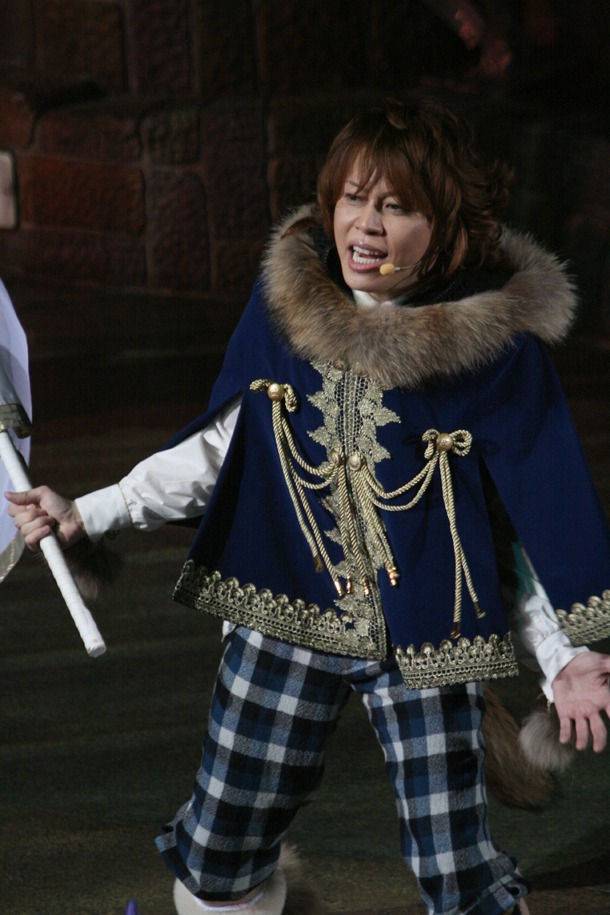 「BRIGADE」を歌うTAKANORI。