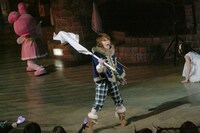 今週の人気の画像8位は「T.M.Revolution、デビュー15周年記念日にキティを救出」より、キティを助けに行く決意を込めて「BRIGADE」を熱唱するTAKANORI。