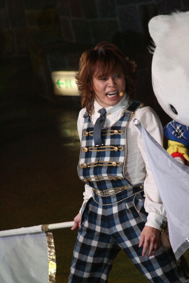 今週の人気の画像9位は「T.M.Revolution、デビュー15周年記念日にキティを救出」より、ダニエルを従え、「Thousands Morning Refrain」を歌うTAKANORI。