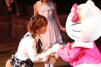 手を取り合って喜ぶTAKANORIとキティ。