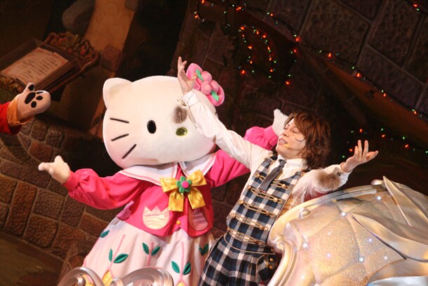 ショーのラストシーン、キティを取り戻した喜びを全身で表現するTAKANORI。