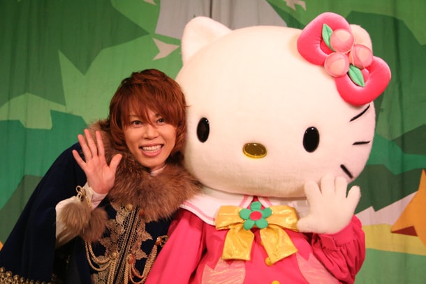 ショー終了後、キティと笑顔で撮影に応じた西川貴教。