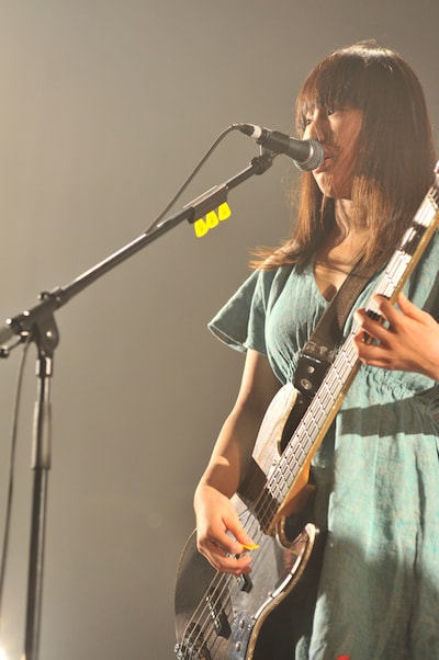 宮本菜津子（写真は昨年5月に行われたMASS OF THE FERMENTING DREGSのライブの模様）