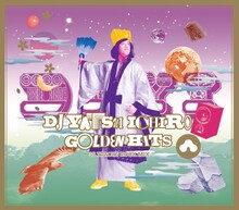 エレキコミックやついいちろうのROCK MIX CD「ゴールデン・ヒッツ」初回限定盤ジャケット。やついが三国志の名軍師・諸葛孔明に扮している。