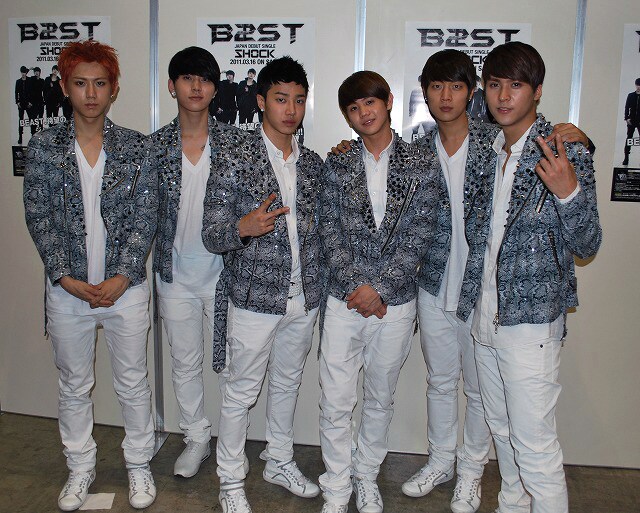 ハイタッチ会より。写真左からチャン・ヒョンスン、ヨン・ジュンヒョン、イ・ギグァン、ヤン・ヨソプ、ユン・ドゥジュン、ソン・ドンウン。