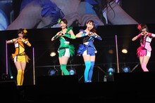 写真は5月14日、東京・有明コロシアムで行われたシングル「週末Not yet」購入者限定イベントの様子。