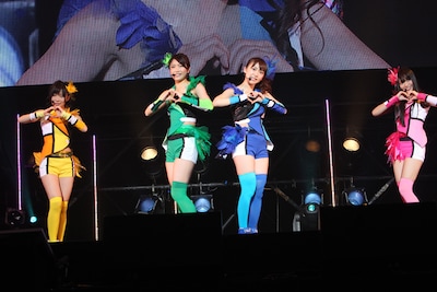 写真は5月14日、東京・有明コロシアムで行われたシングル「週末Not yet」購入者限定イベントの様子。