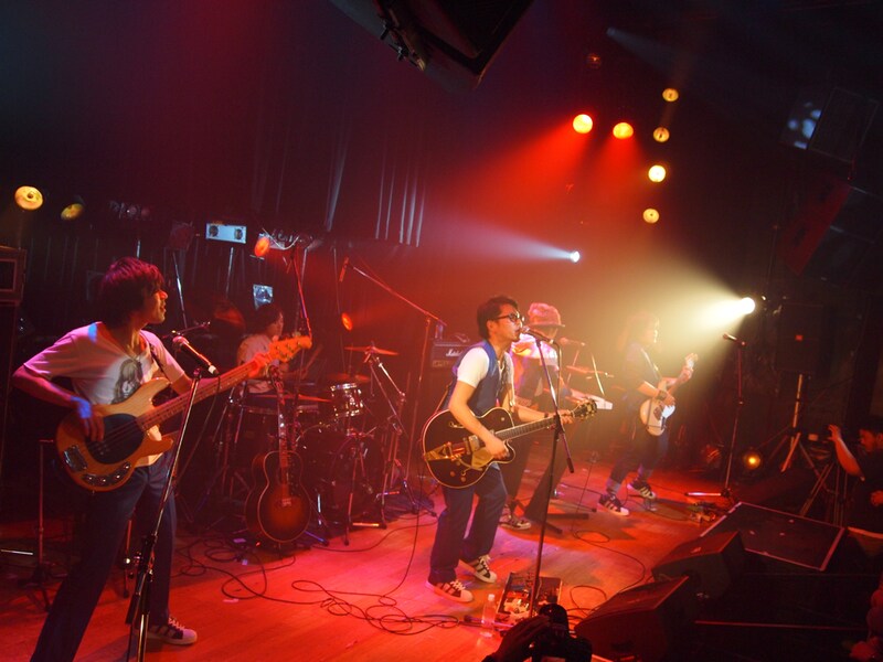 写真は5月10日のライブの様子。