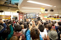 5月11日に行われたインストアライブの様子。アンコールではタワーレコード新宿店のために書き下ろされた「東南口の恋」が披露された。