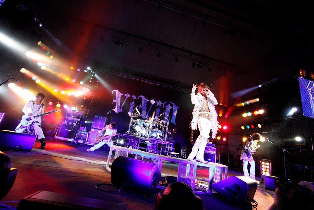 写真は野音ライブの模様（撮影：OFFICE INTENZIO 大木大輔）。