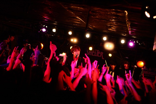 写真は本日の下北沢SHELTER公演の様子。