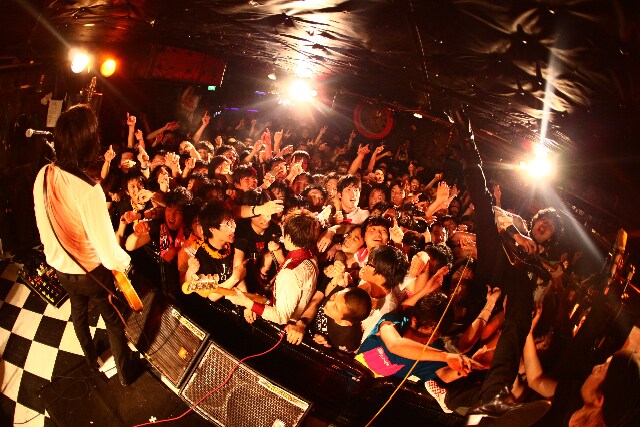 写真は本日の下北沢SHELTER公演の様子。