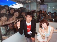 今週の人気の画像1位は「椎名林檎＆亀田誠治、7年ぶりのスペイン坂生出演を満喫」より、TOKYO FM渋谷スペイン坂スタジオで椎名林檎、亀田誠治を交えた記念写真。